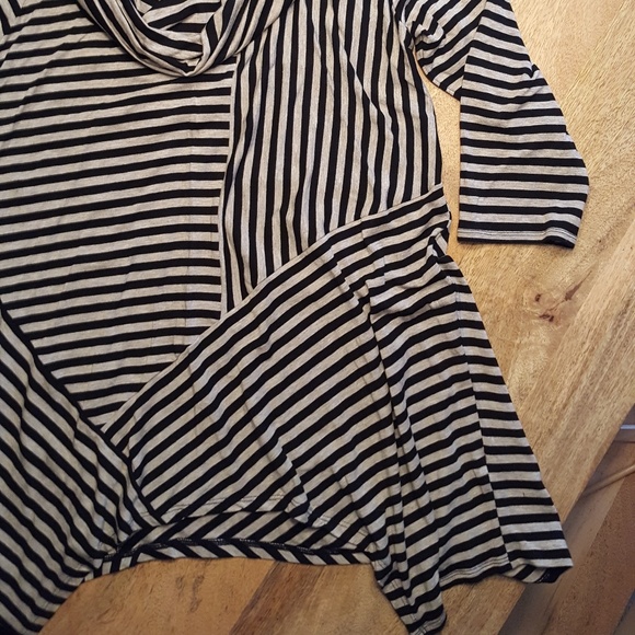 Asymmetrical Striped Tunic by Premise Studio - Picture 7 of 8